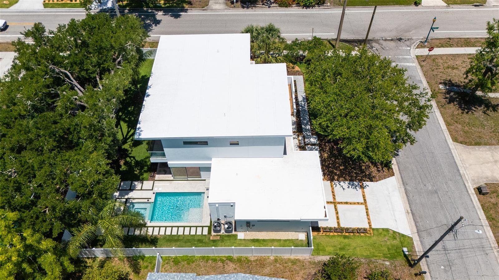 2010 HYDE PARK CIR, SARASOTA, FL, 34239