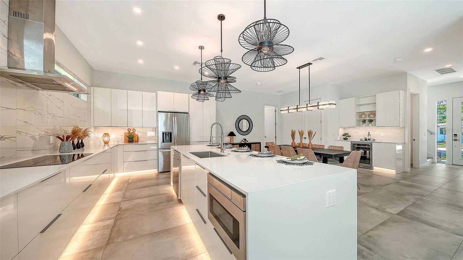 2010 HYDE PARK CIR, SARASOTA, FL, 34239