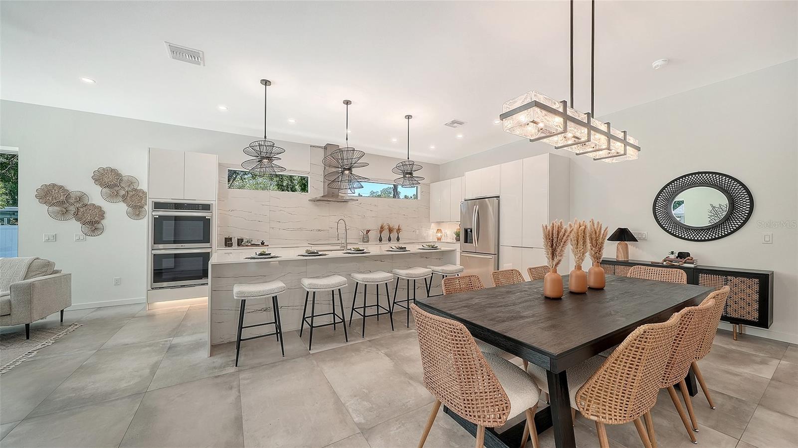 2010 HYDE PARK CIR, SARASOTA, FL, 34239
