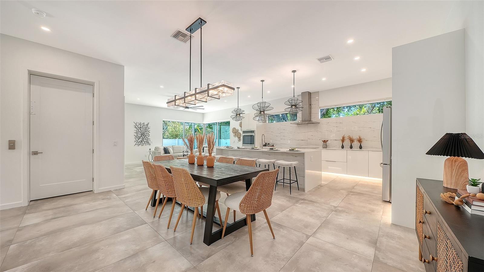 2010 HYDE PARK CIR, SARASOTA, FL, 34239