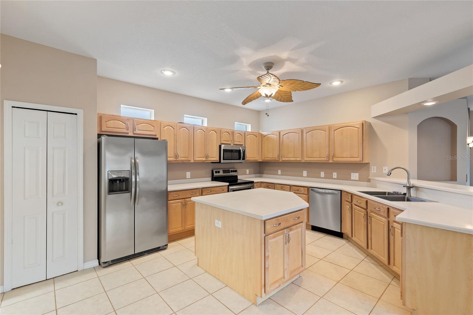 KITCHEN WITH STAINLESS STEEL APPLIANCES