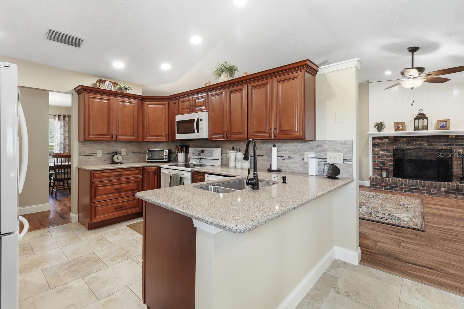 407 GLEN ABBEY LN, DEBARY, FL, 32713