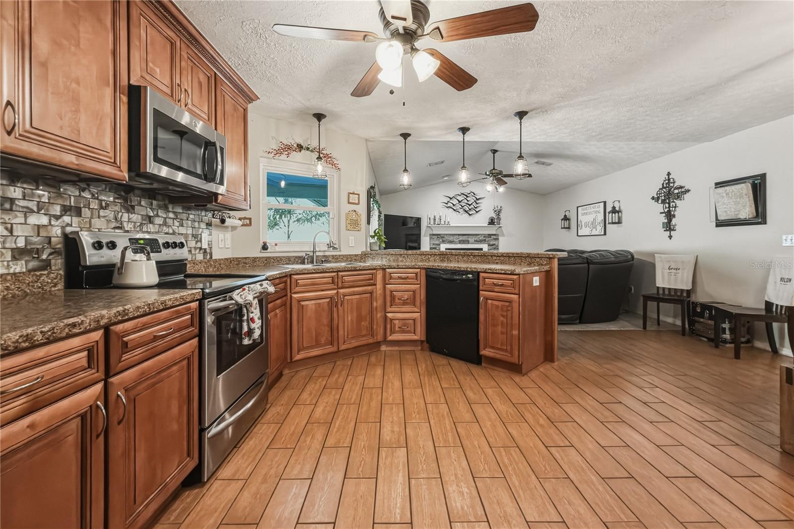 25317 TRADEWINDS DR, LAND O LAKES, FL, 34639