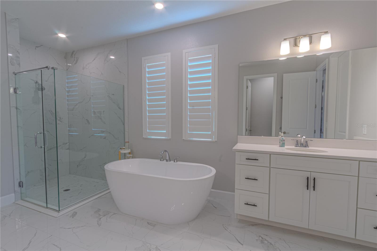 132 LAKE DR, OVIEDO, FL, 32765