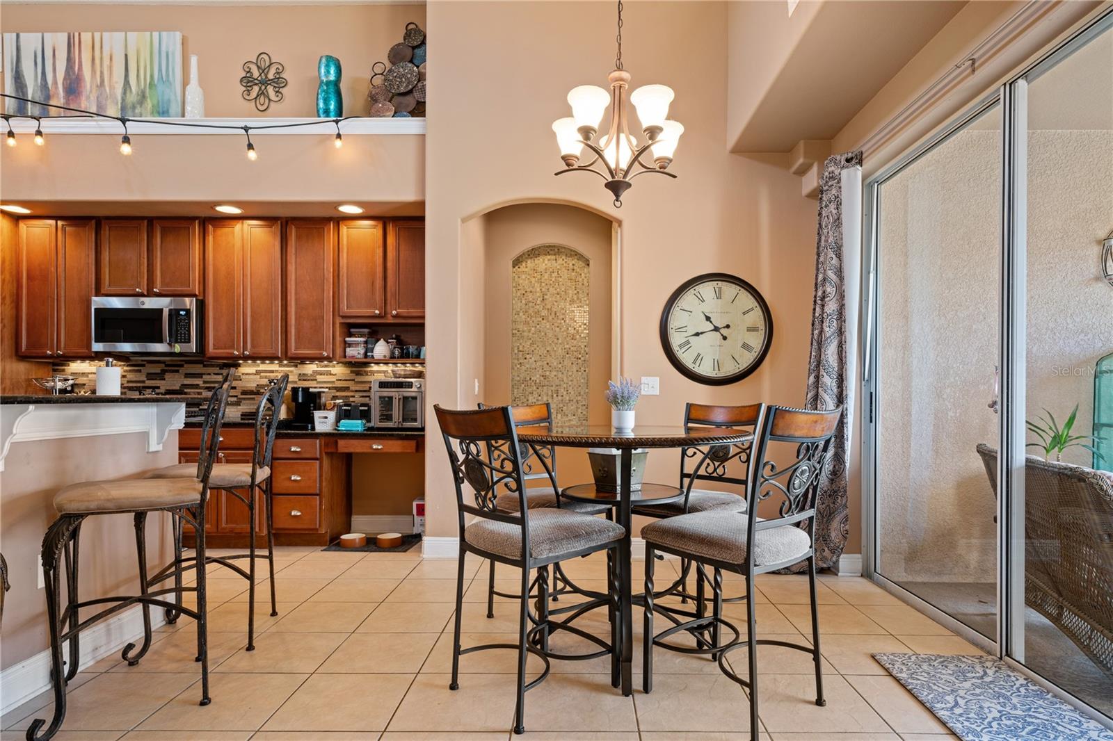 eat-in space in kitchen