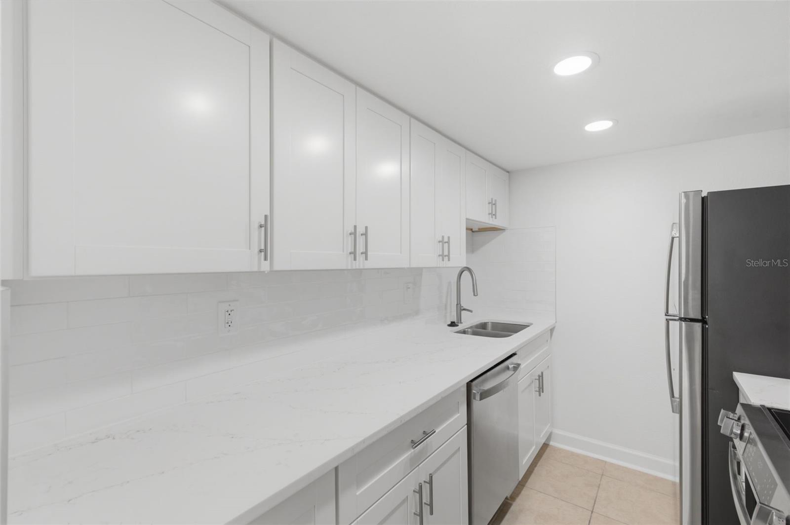 Nice long countertop for cooking.