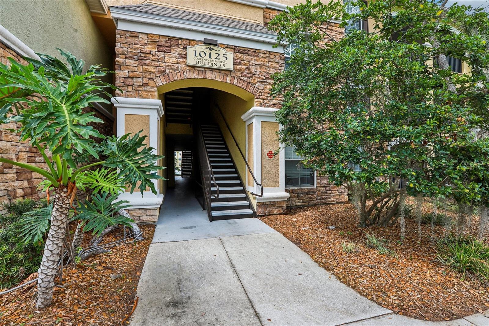 10125 COURTNEY PALMS BLVD #201, TAMPA, FL, 33619