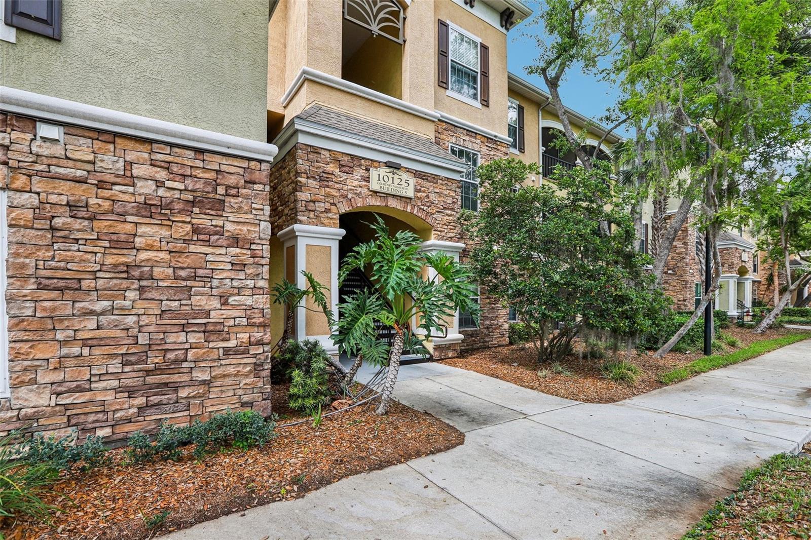 10125 COURTNEY PALMS BLVD #201, TAMPA, FL, 33619