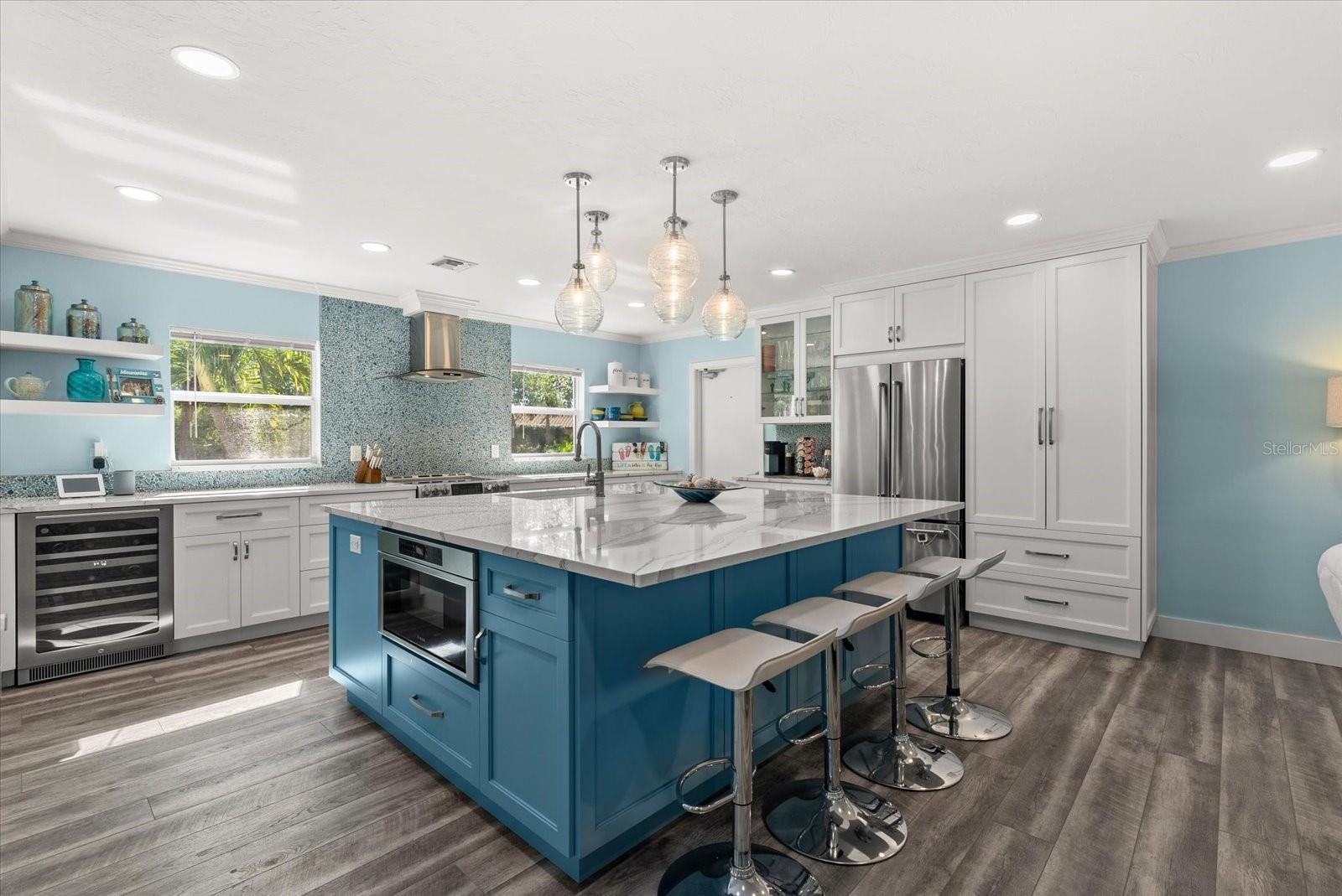 704 TROPICAL CIR, SARASOTA, FL, 34242