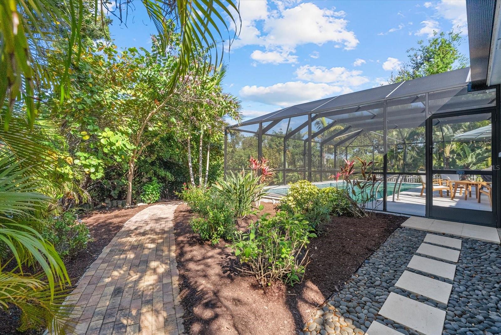 704 TROPICAL CIR, SARASOTA, FL, 34242