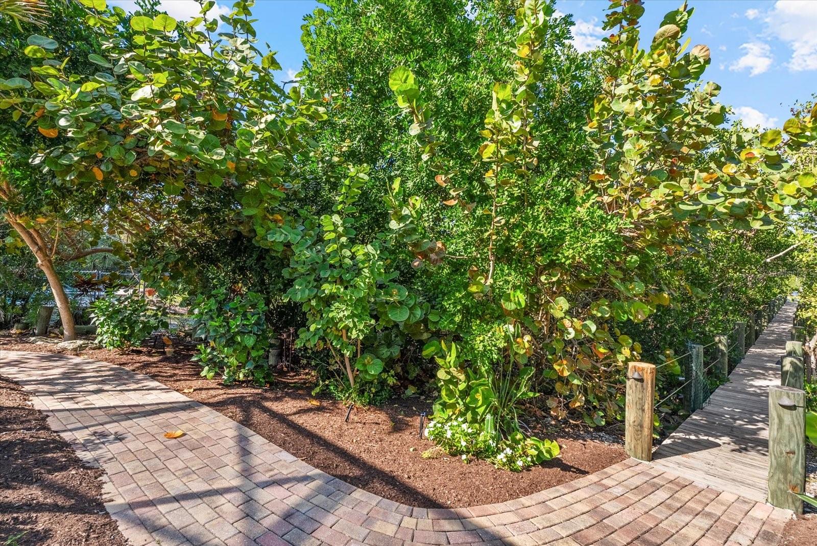 704 TROPICAL CIR, SARASOTA, FL, 34242