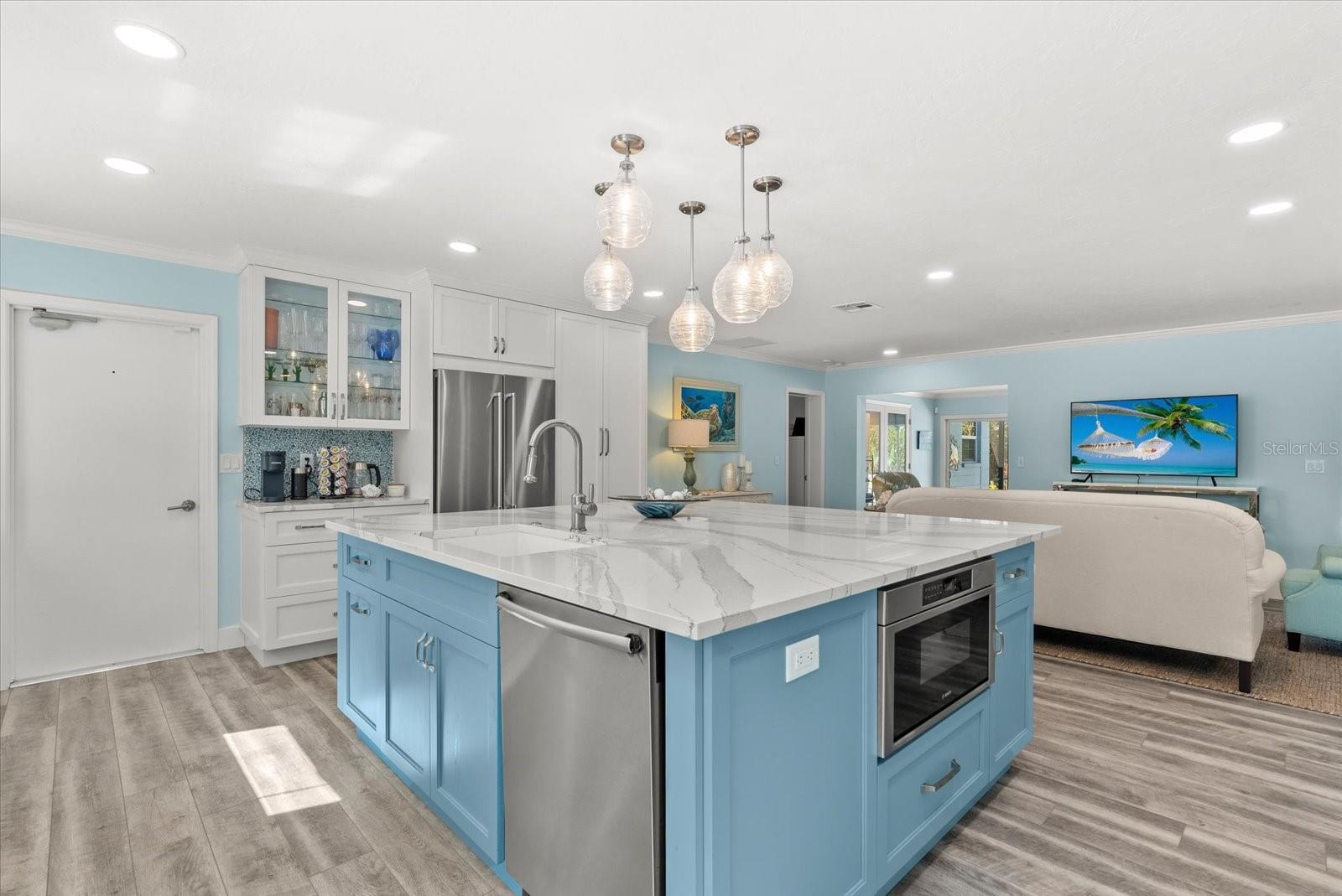 704 TROPICAL CIR, SARASOTA, FL, 34242