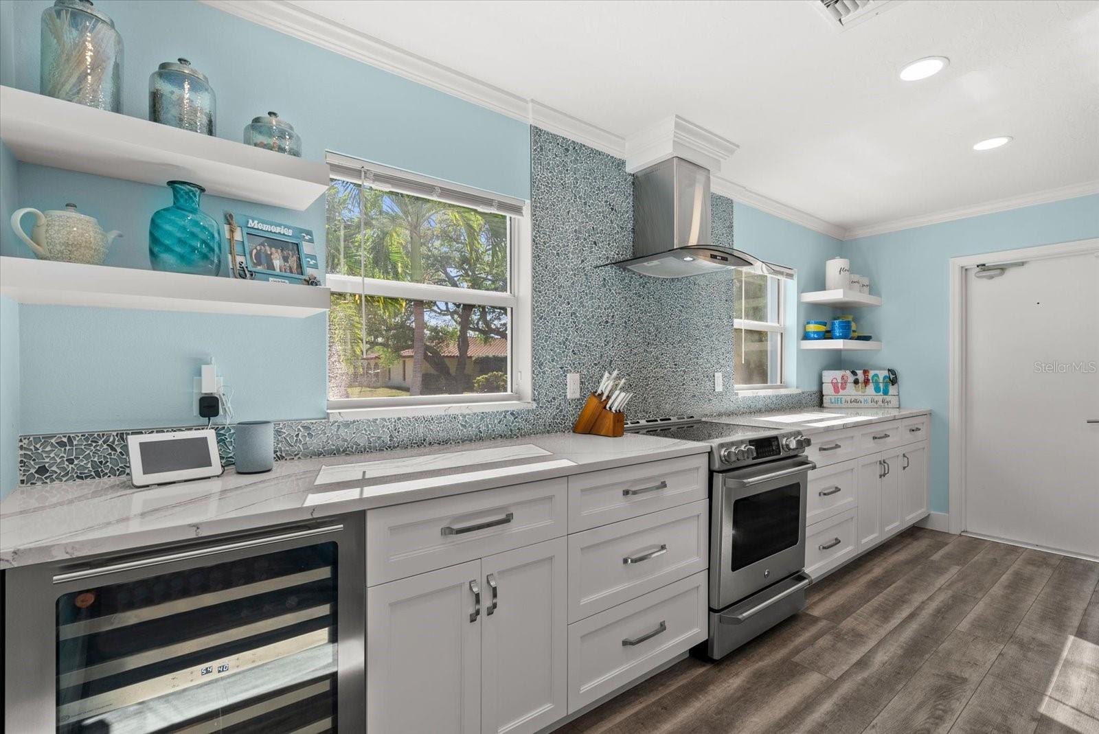 704 TROPICAL CIR, SARASOTA, FL, 34242
