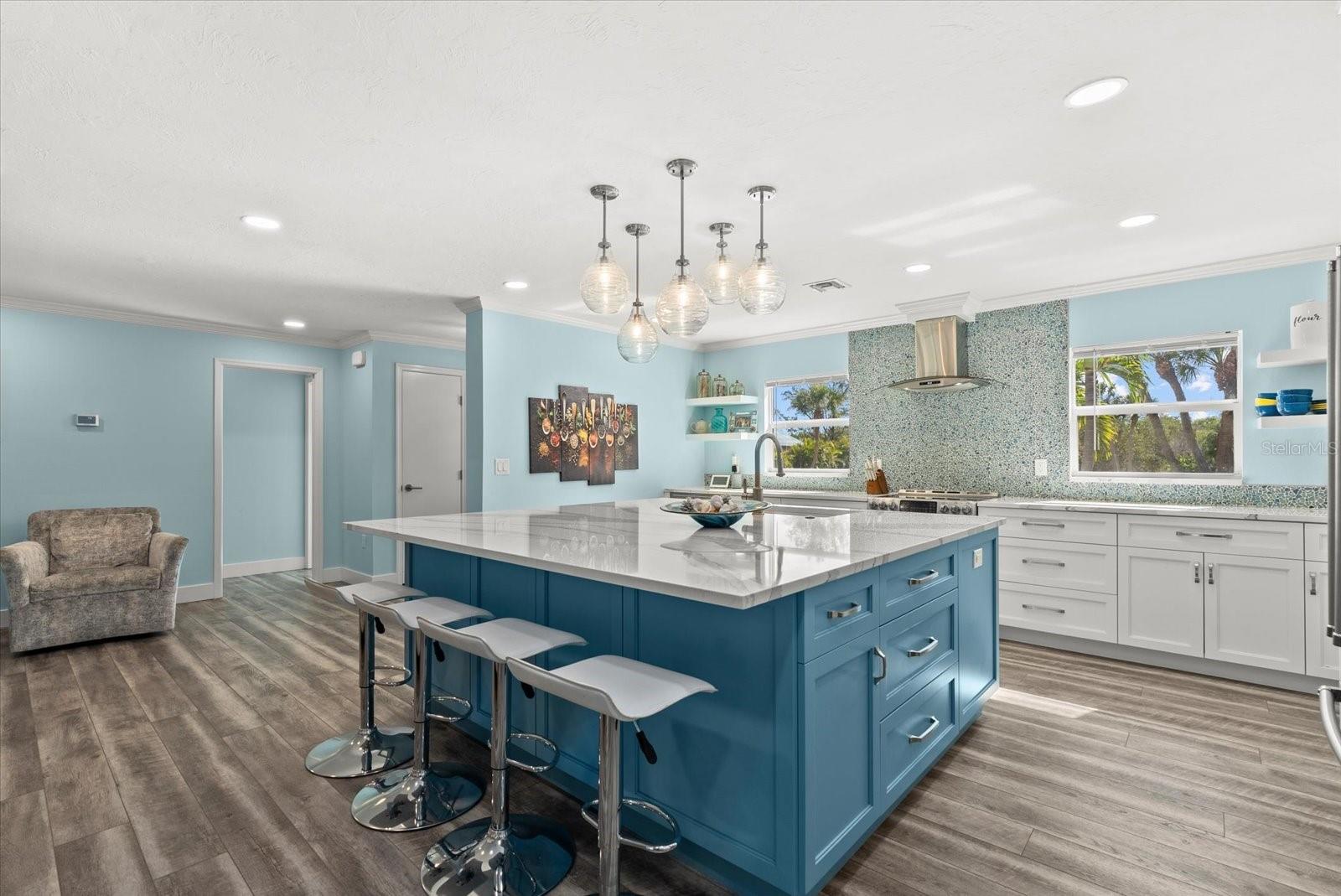 704 TROPICAL CIR, SARASOTA, FL, 34242