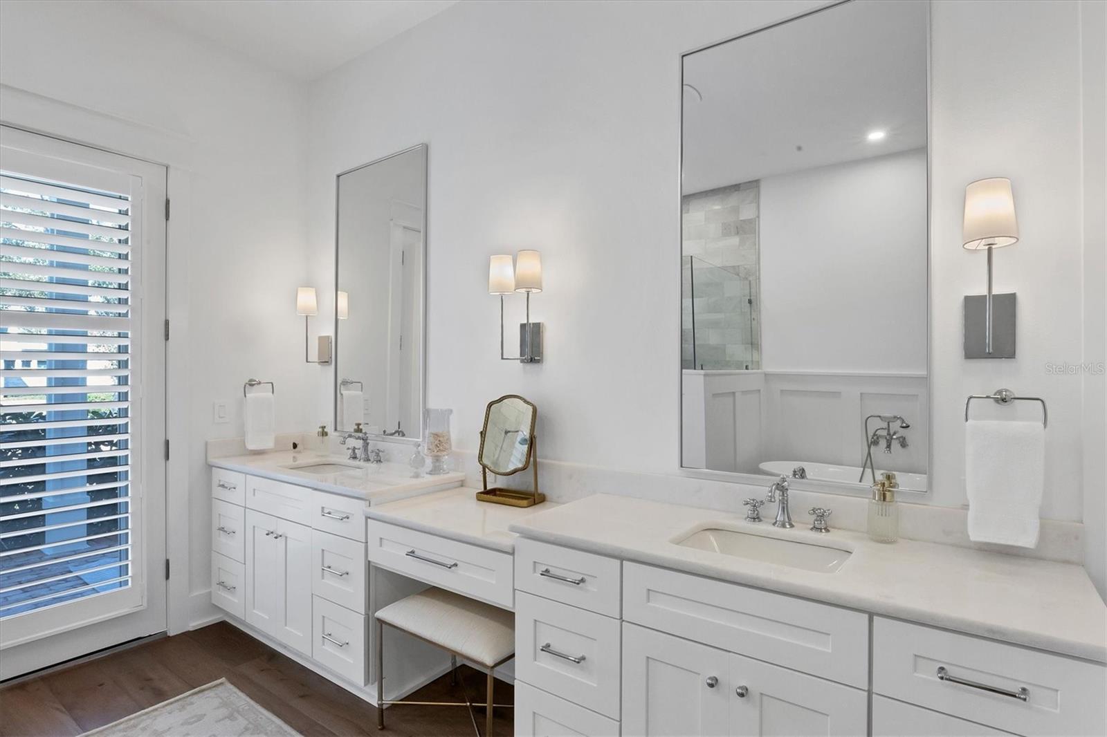 1686 NORTH DR, SARASOTA, FL, 34239