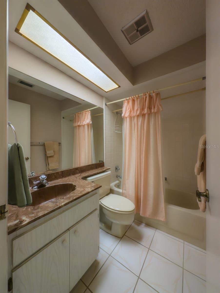 Second bath with tub