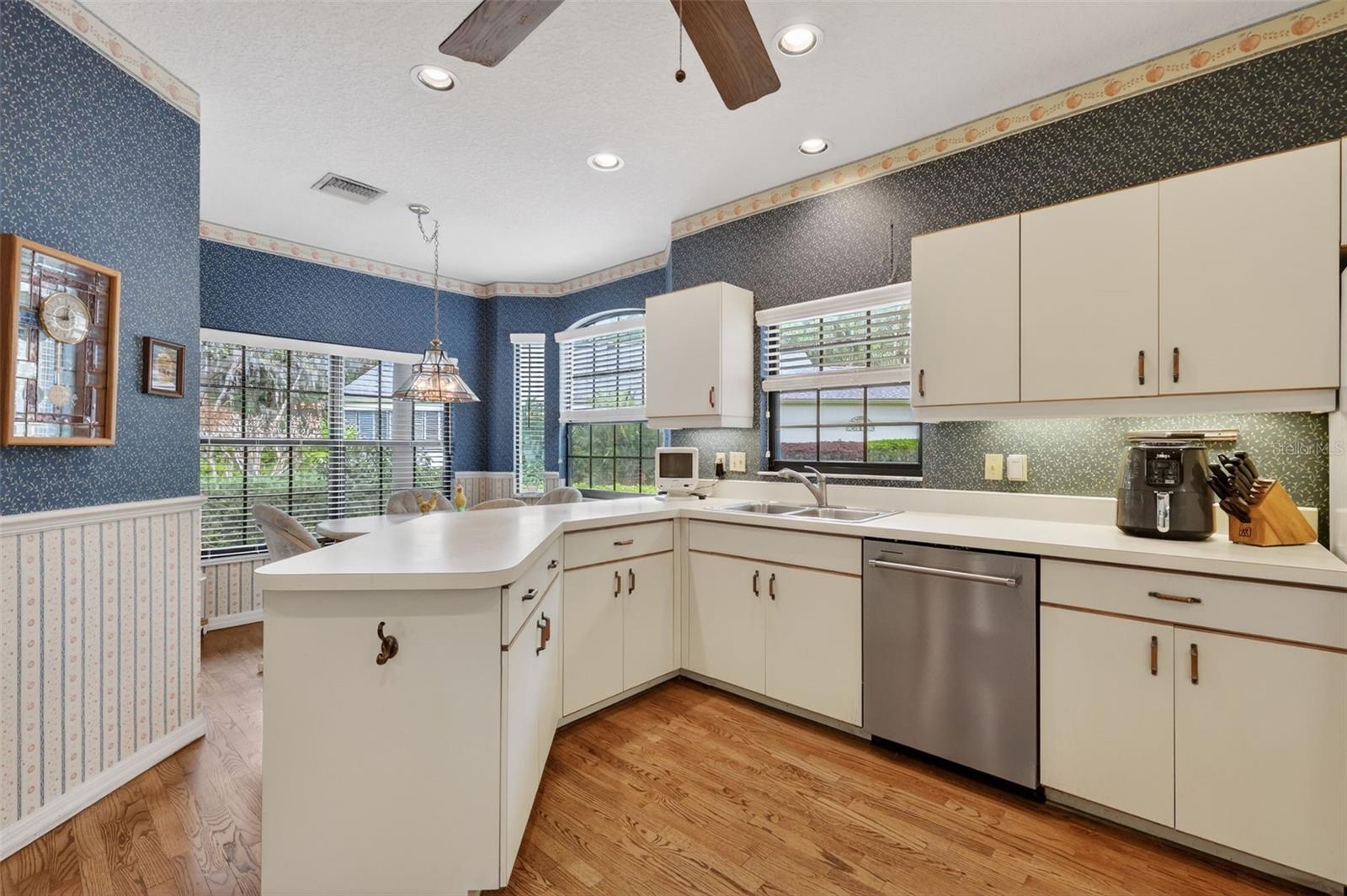 621 HIGH POINT DR, MOUNT DORA, FL, 32757