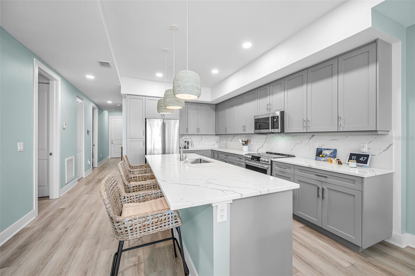 Large Center Island with seating for four!