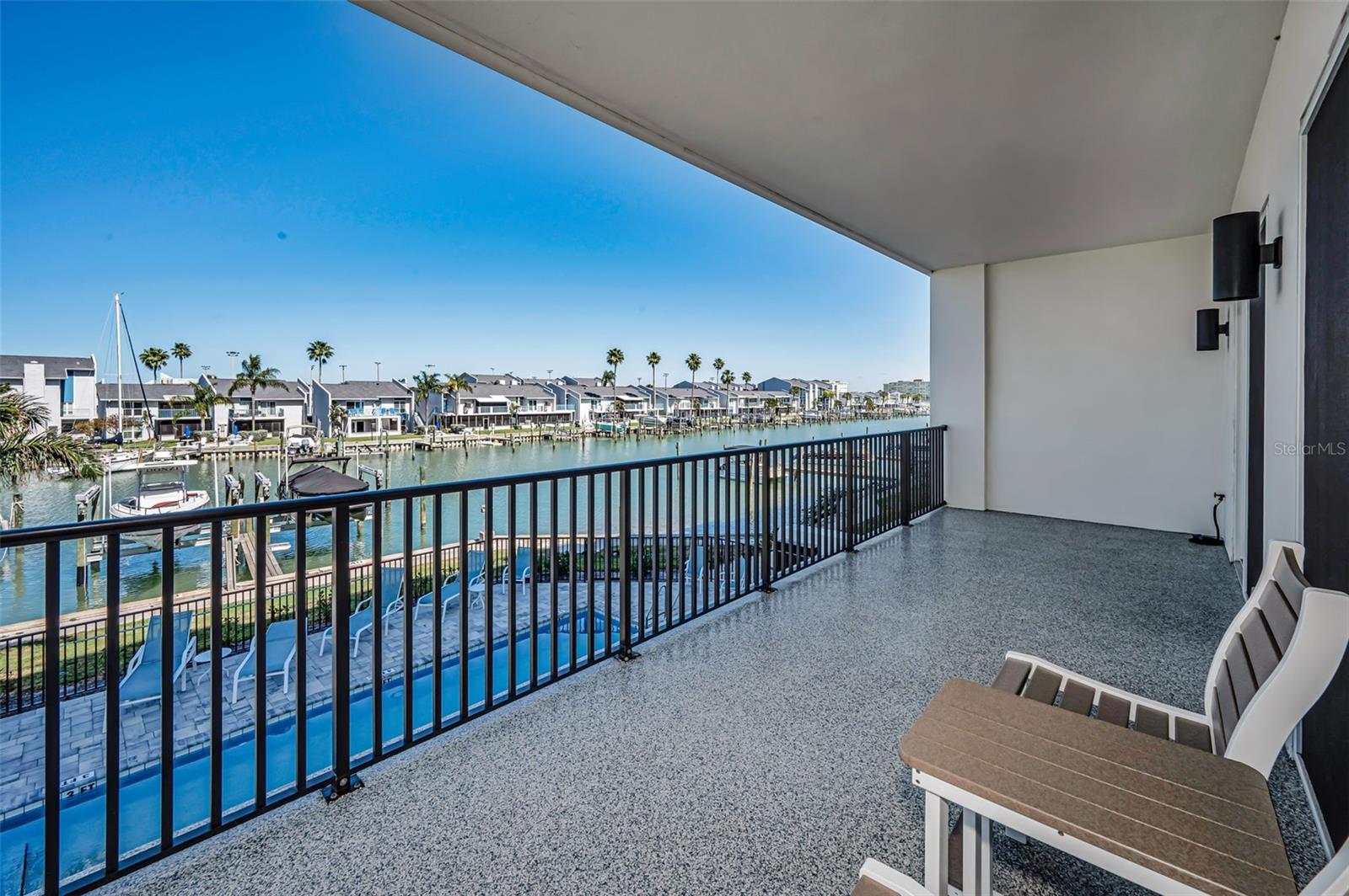 Serene balcony retreat with picturesque waterfront outlooks