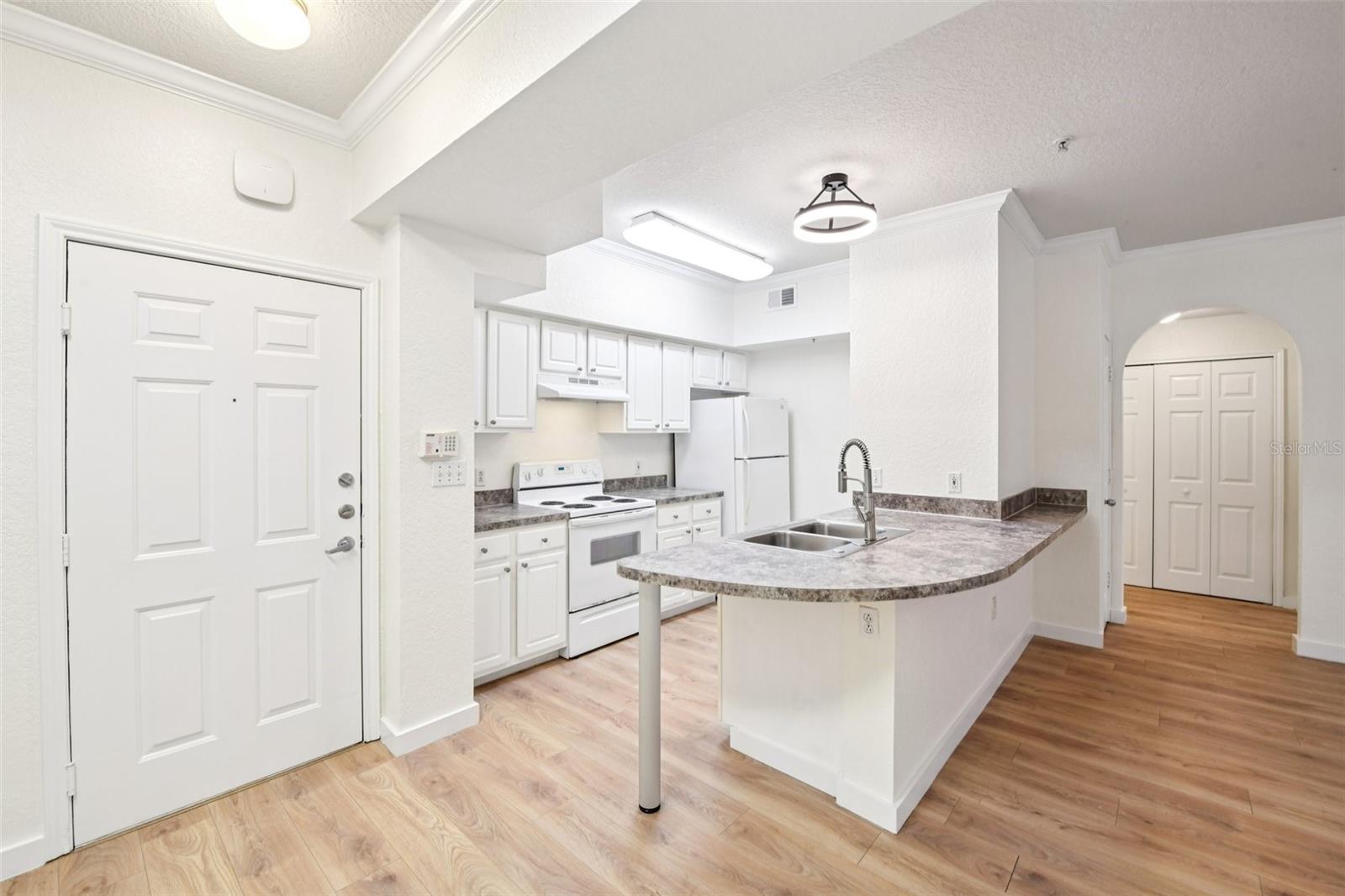 911 N ORANGE AVE #101, ORLANDO, FL, 32801