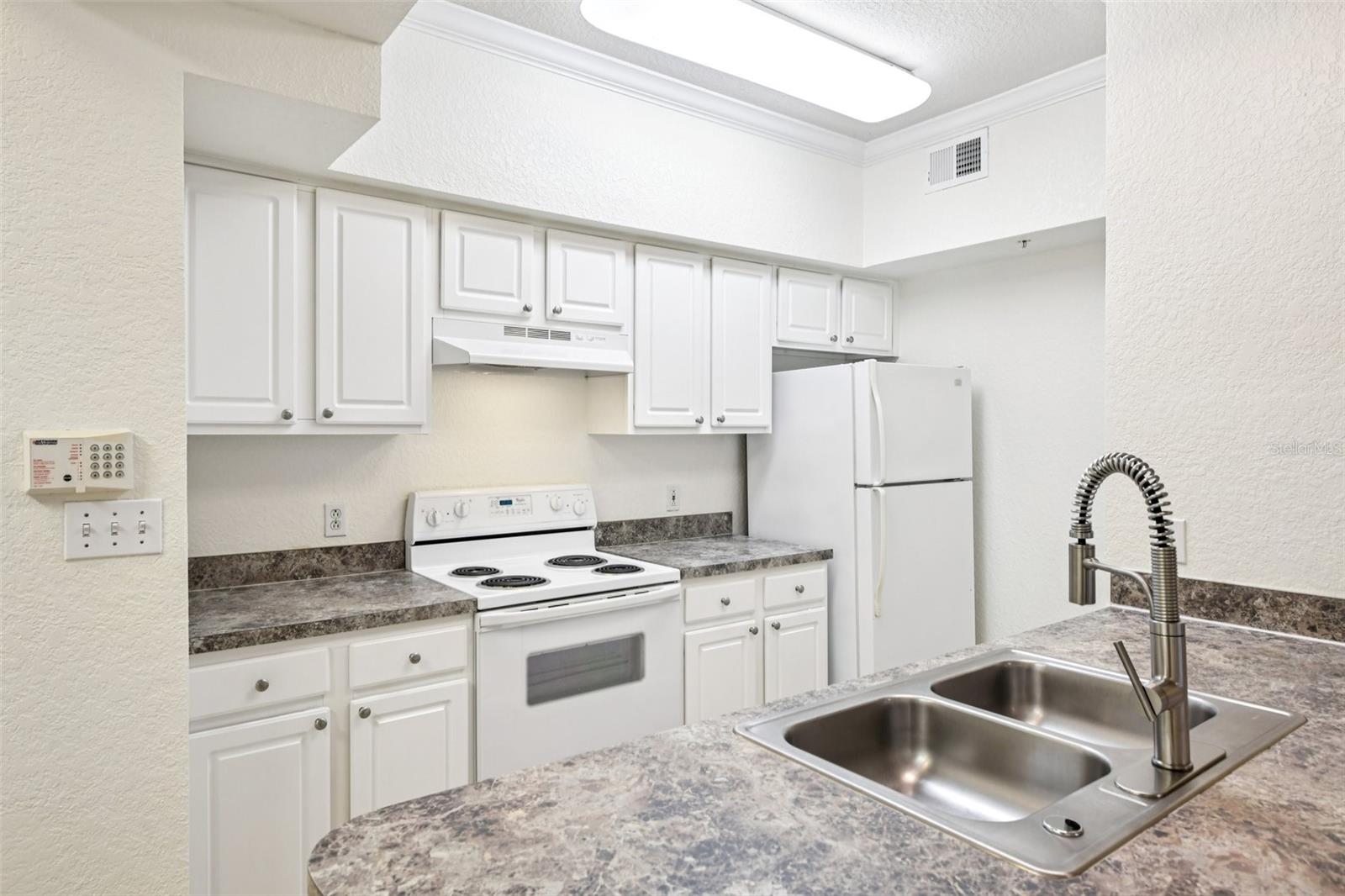 911 N ORANGE AVE #101, ORLANDO, FL, 32801