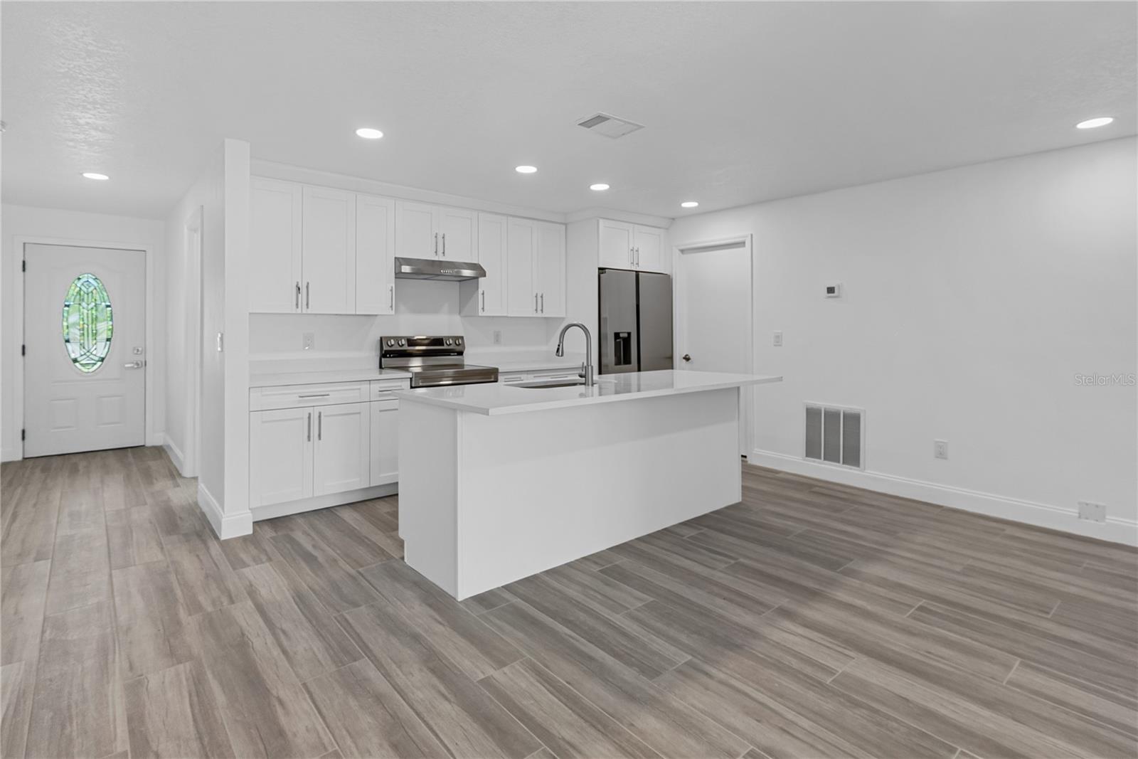 8201 RIVERSIDE DR NE, ST PETERSBURG, FL, 33702