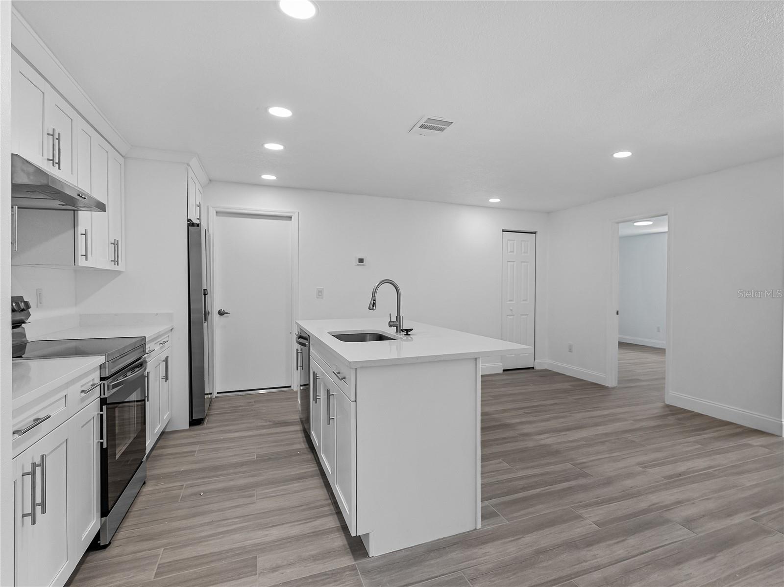 8201 RIVERSIDE DR NE, ST PETERSBURG, FL, 33702