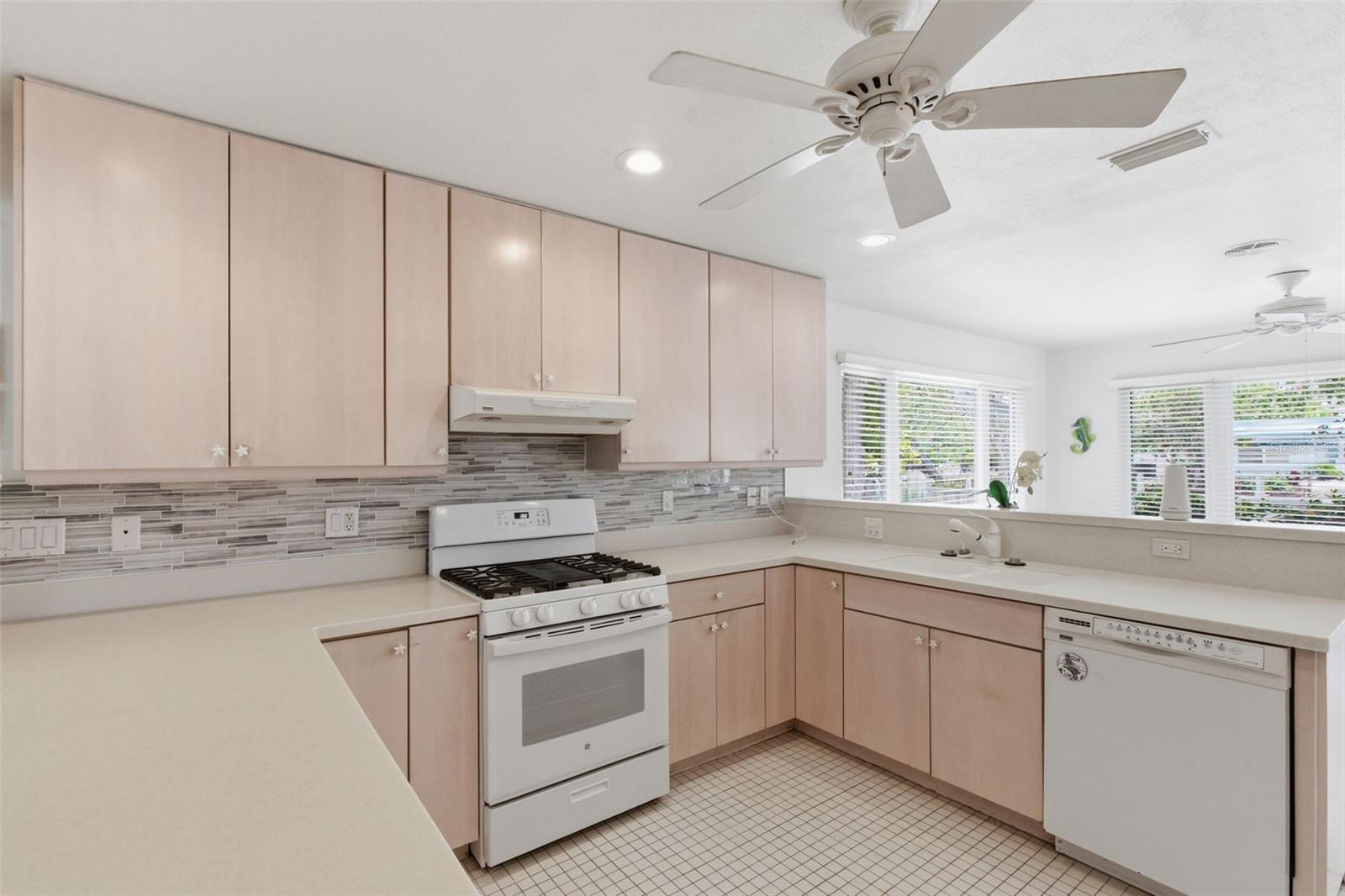 528 RALPH ST, SIESTA KEY, FL, 34242