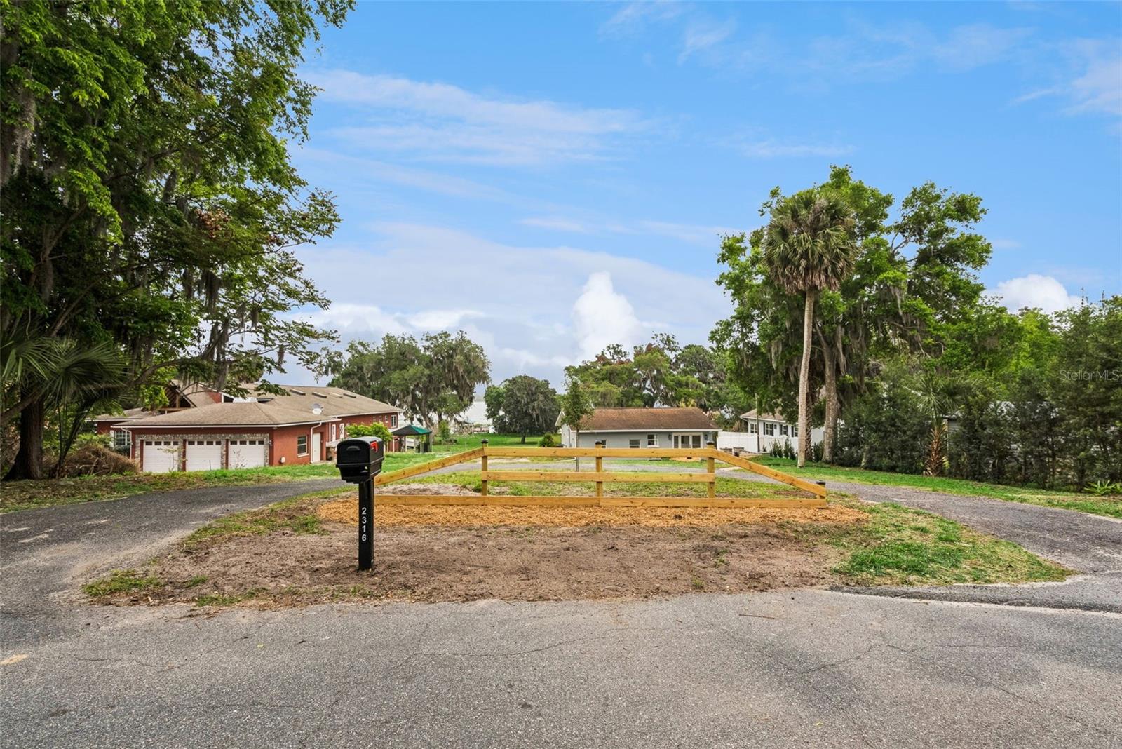 2316 N GRIFFIN DR, LEESBURG, FL, 34748