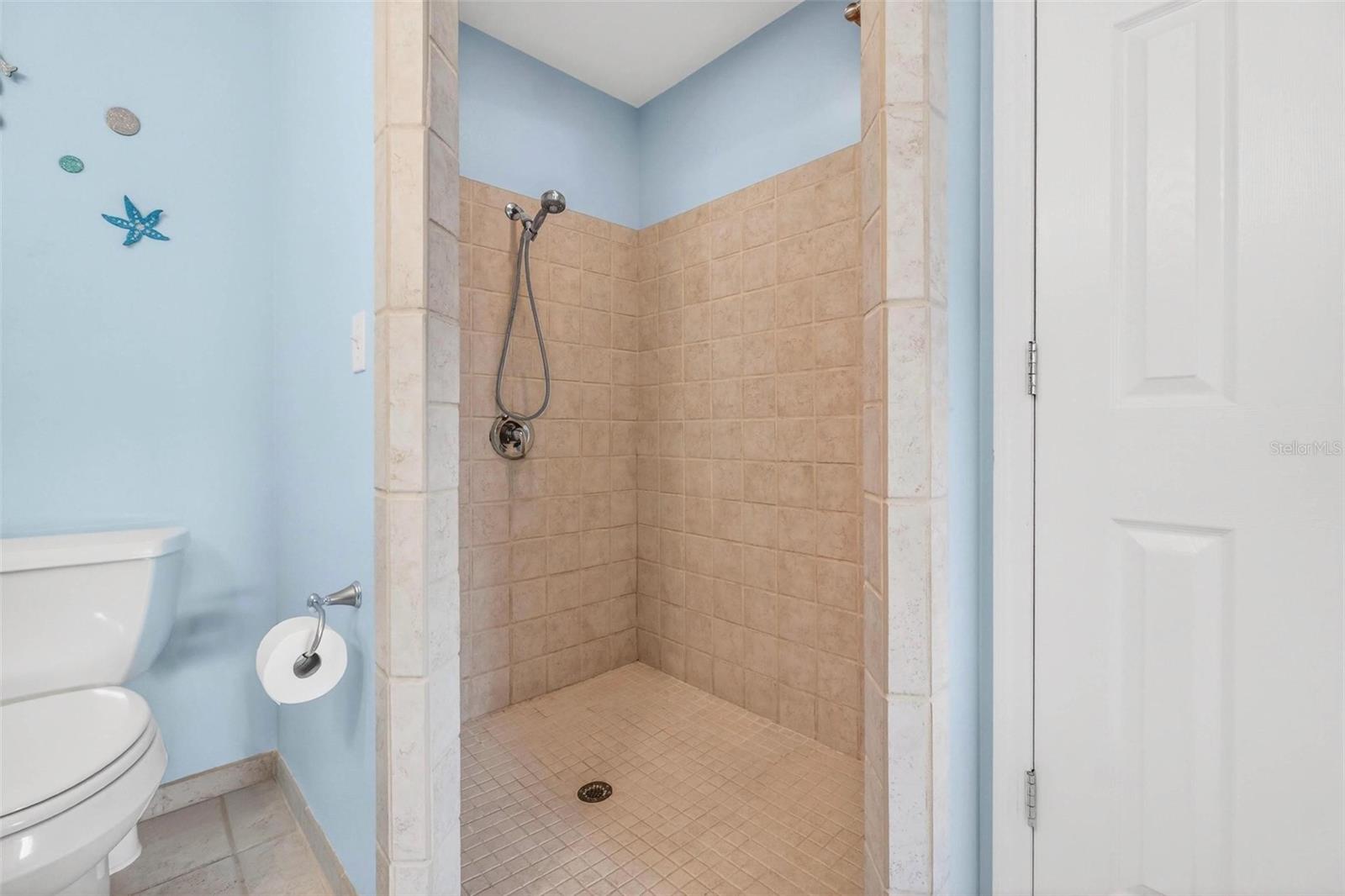 10100 COMMODORE DR, SEMINOLE, FL, 33776