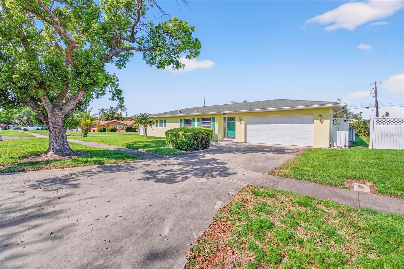 10100 COMMODORE DR, SEMINOLE, FL, 33776