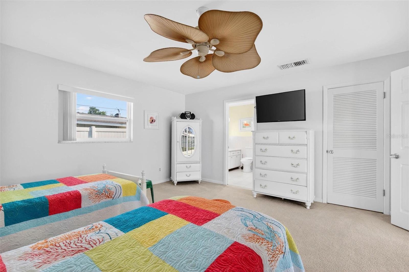 10100 COMMODORE DR, SEMINOLE, FL, 33776