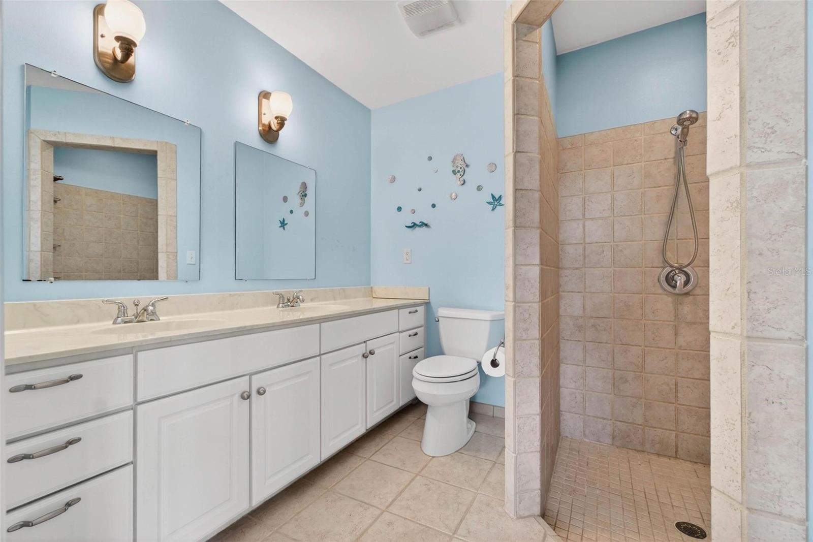 10100 COMMODORE DR, SEMINOLE, FL, 33776