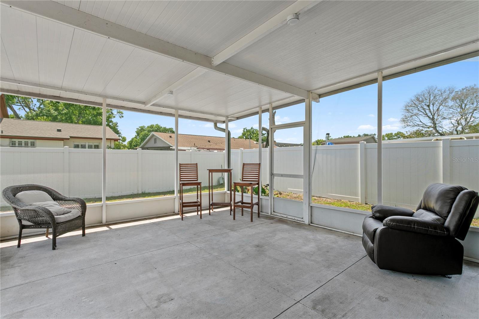Large covered rear patio