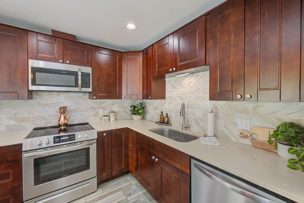 2589 SUNNY BREEZE AVE #B, LARGO, FL, 33770