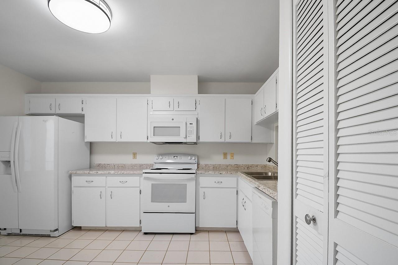 4 ESCONDIDO CIR #27, ALTAMONTE SPRINGS, FL, 32701