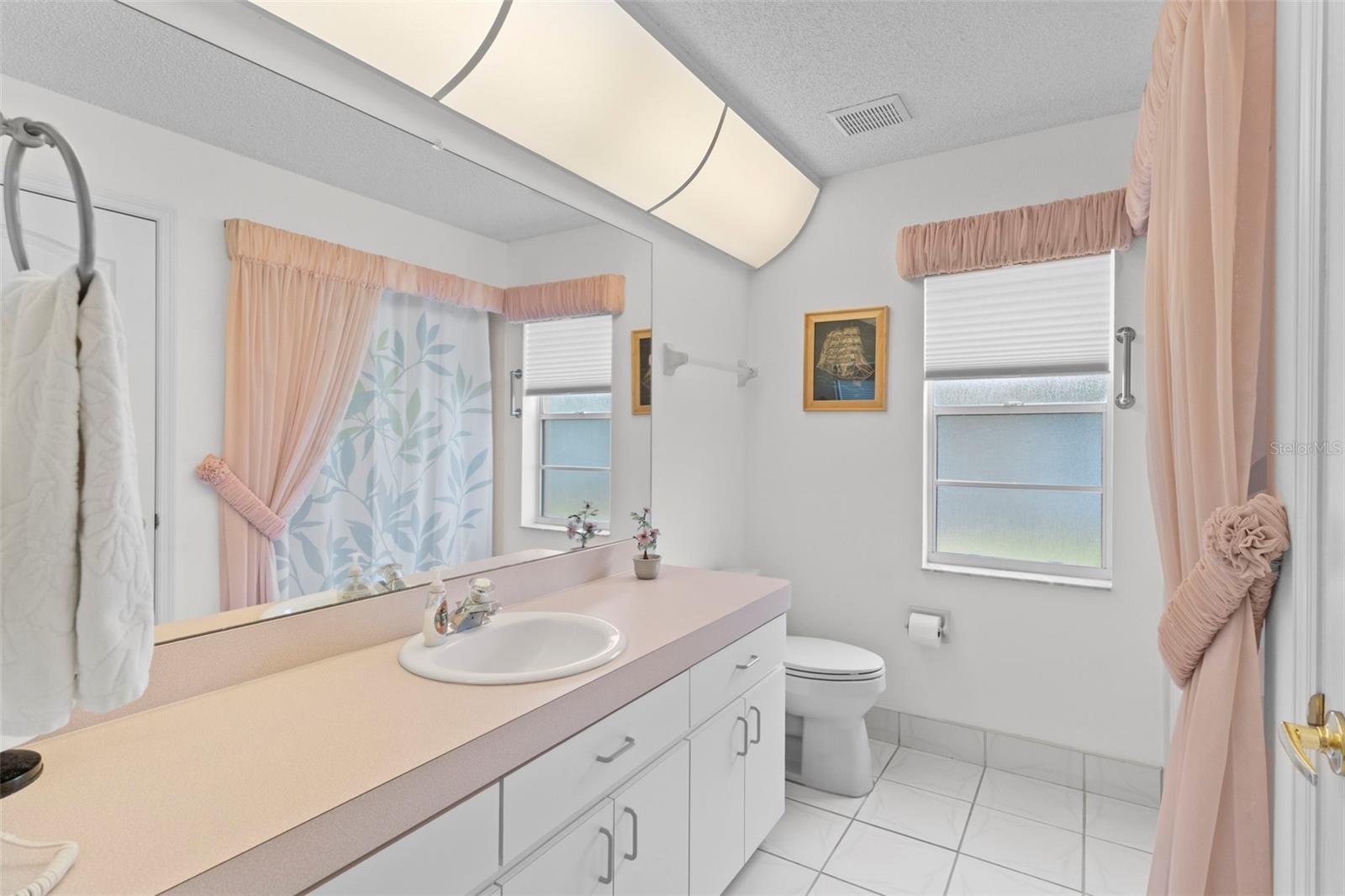 Guest Bathroom w/Shower/Tub