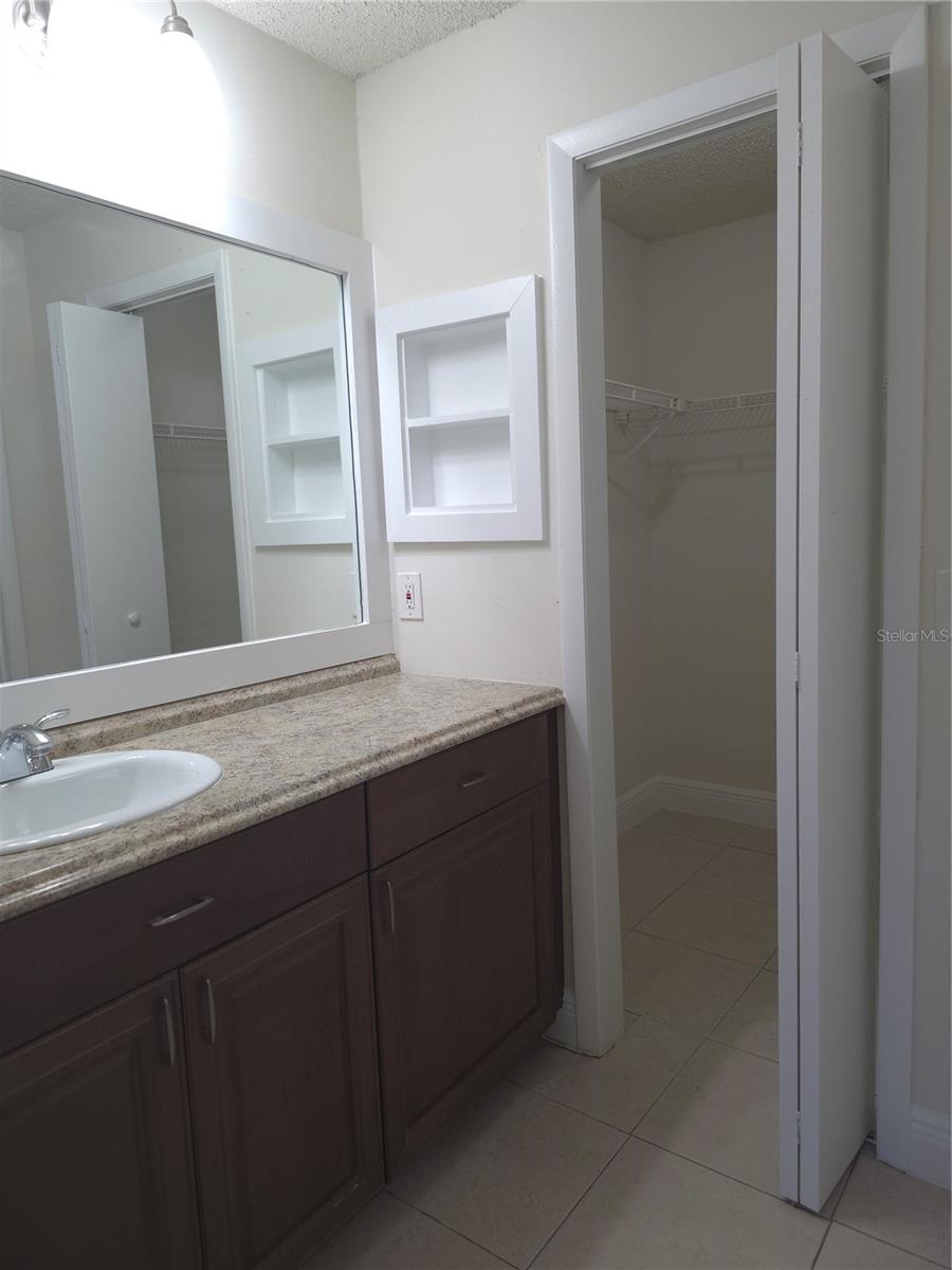 10410 N OJUS DR, TAMPA, FL, 33617