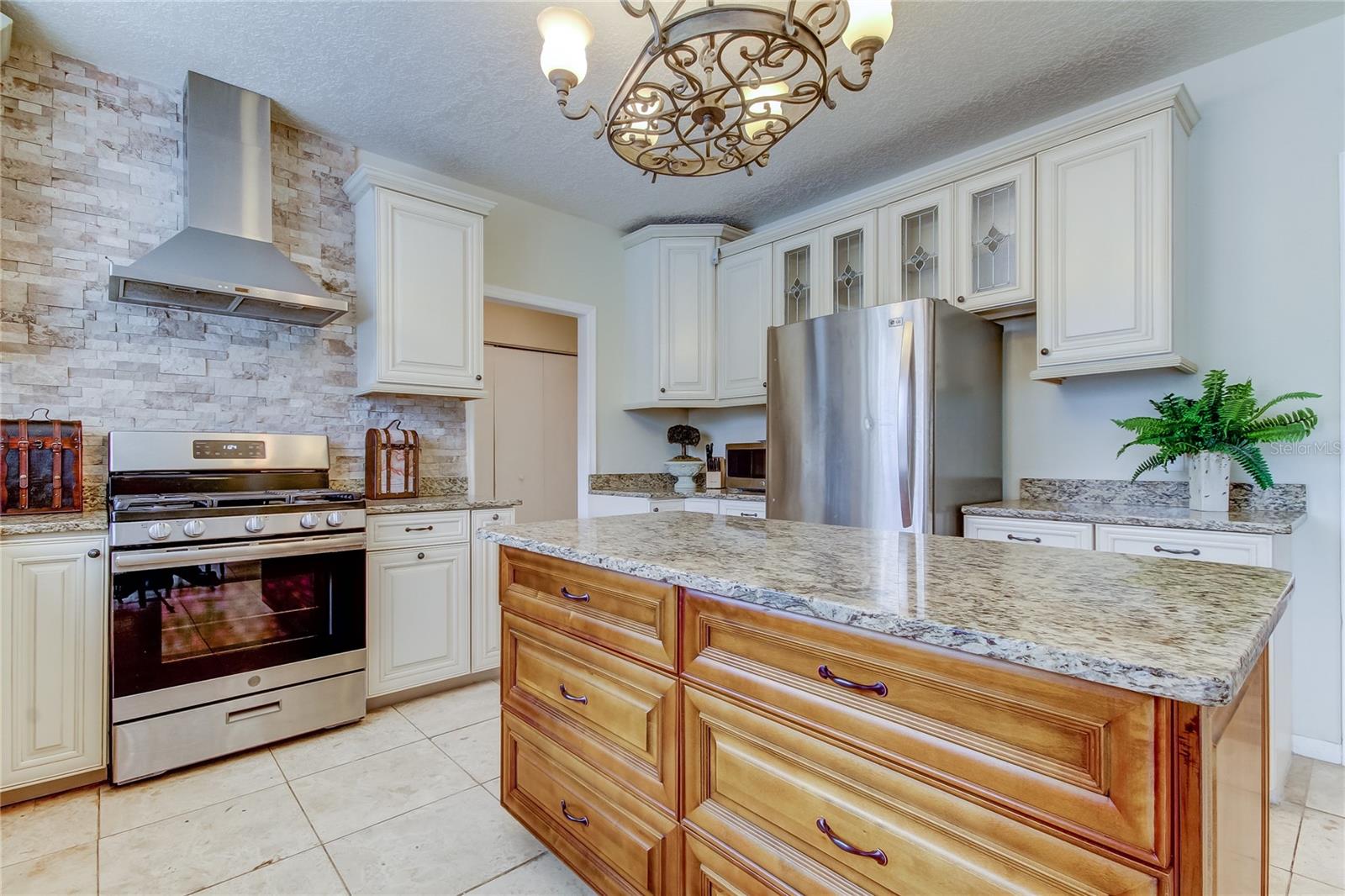 9401 WOODBAY DR, TAMPA, FL, 33626