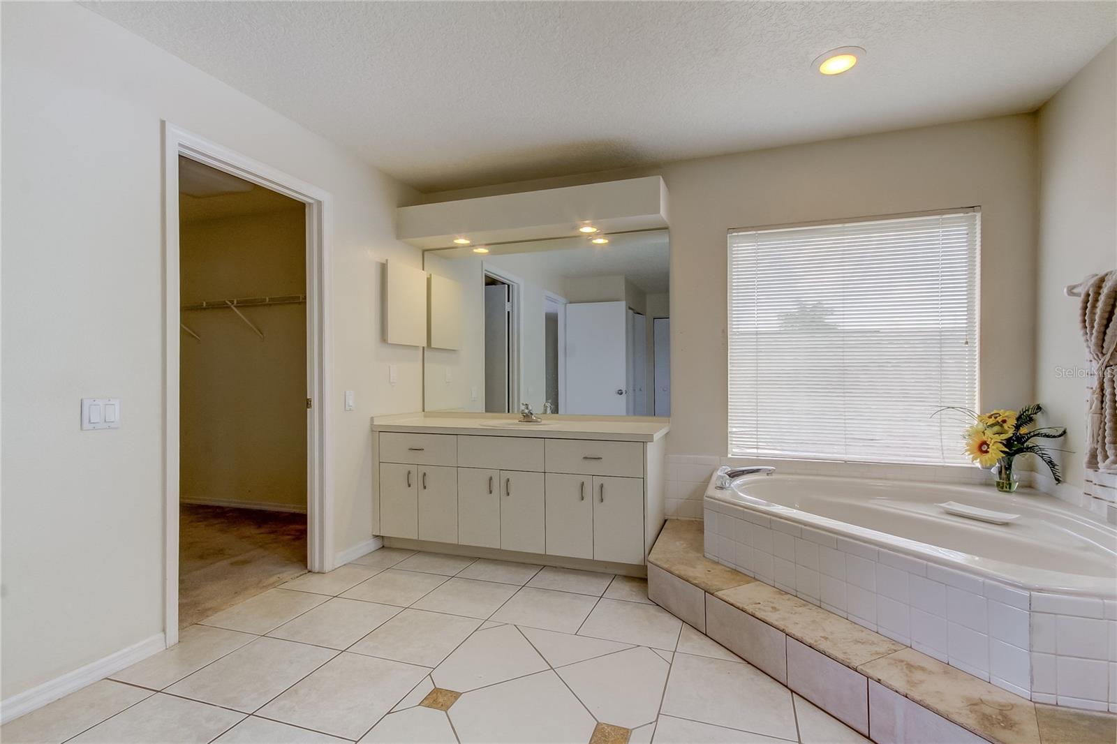9401 WOODBAY DR, TAMPA, FL, 33626