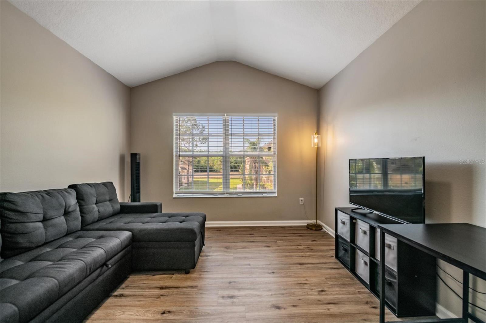 Bedroom3 with high ceiling!