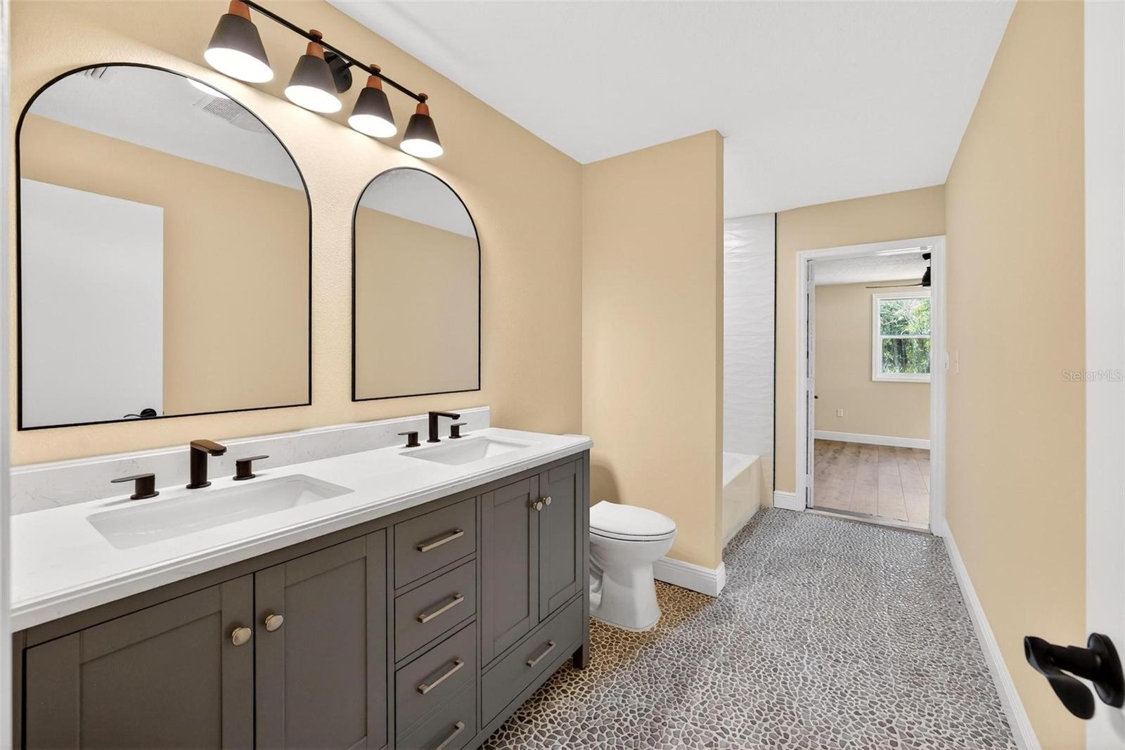2200 RETREAT RD, GENEVA, FL, 32732