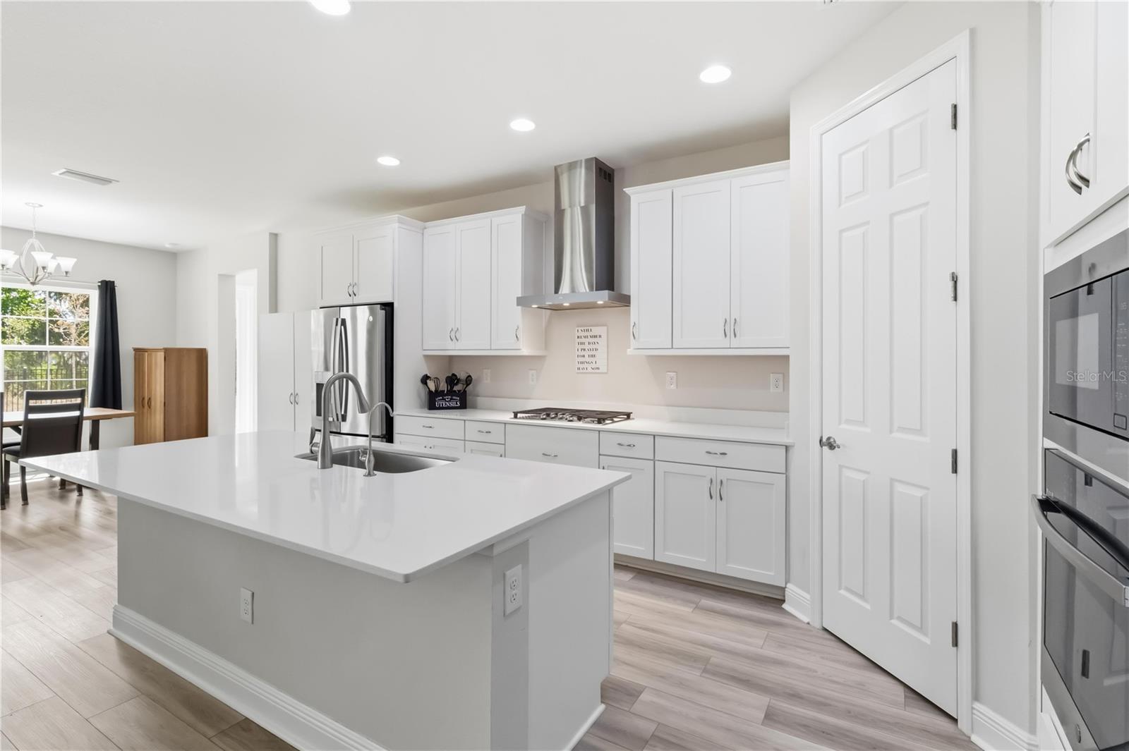 Modern Kitchen w/Quartz Counters
