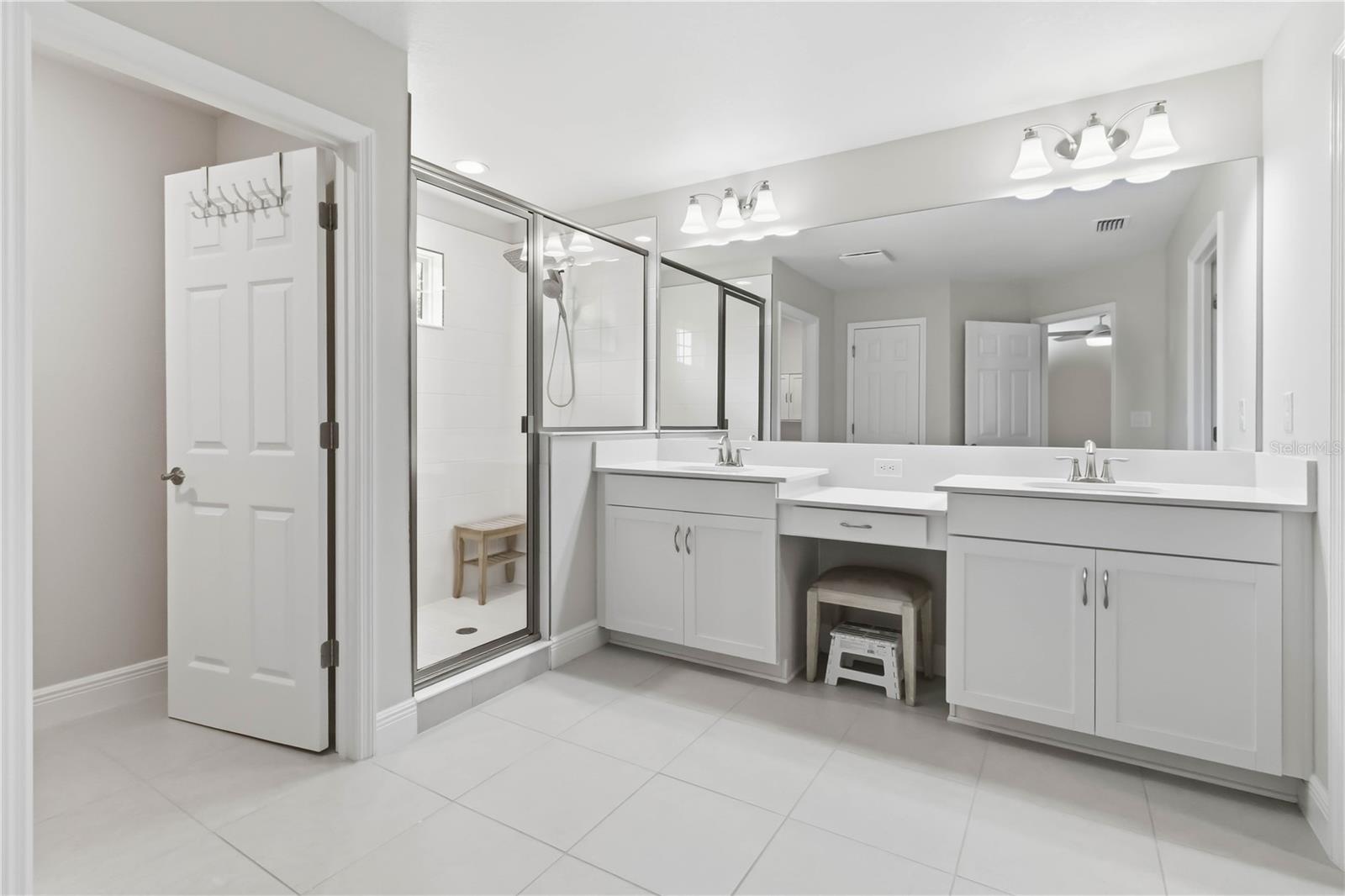 En-Suite Bath w/Private Water Closet