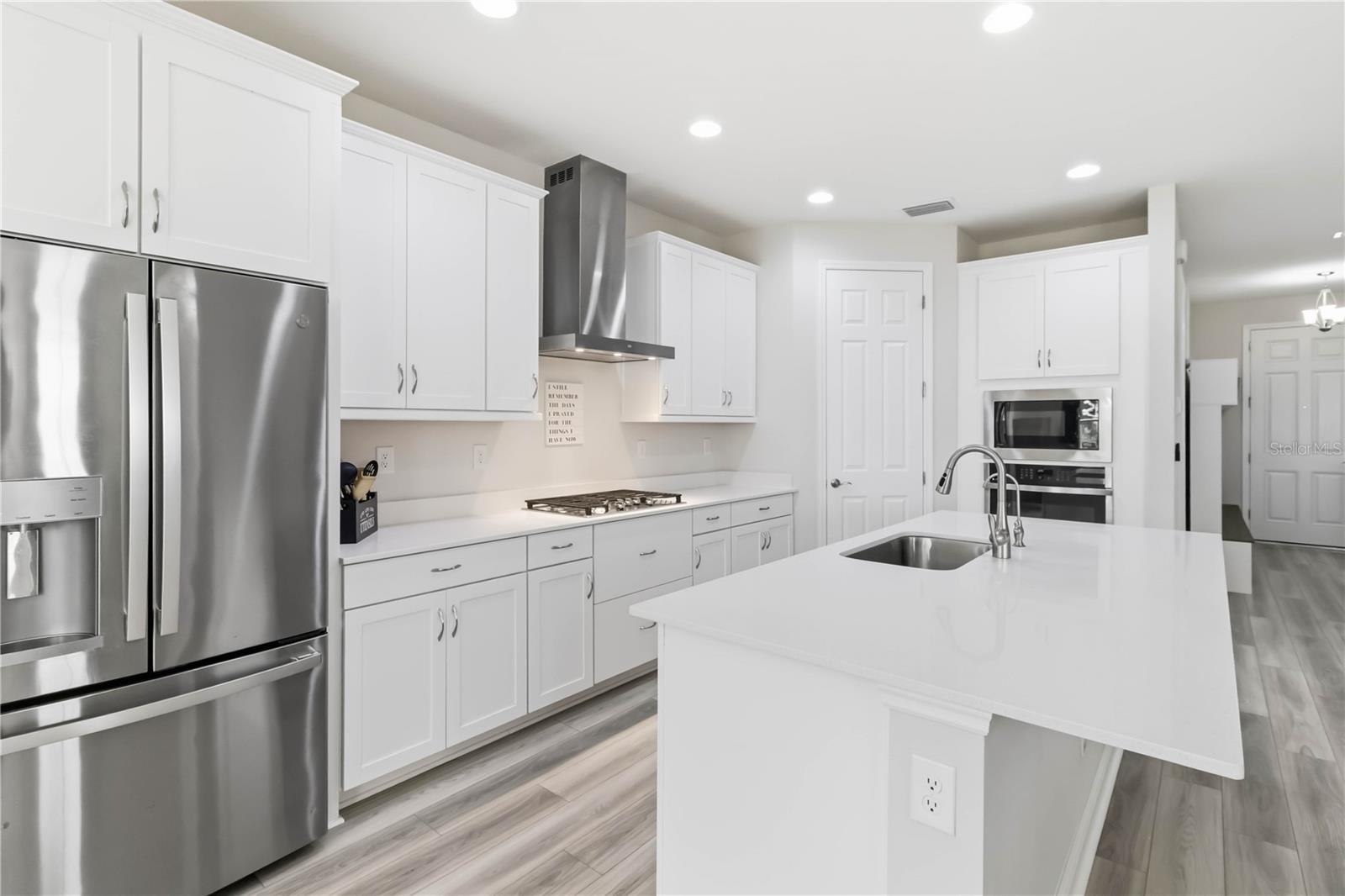 Massive Island w/Undermount Sink