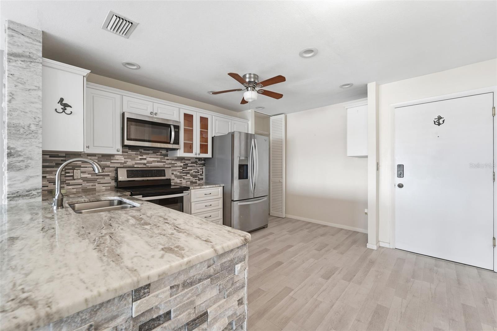 100 BLUFF VIEW DR #409C, BELLEAIR BLUFFS, FL, 33770