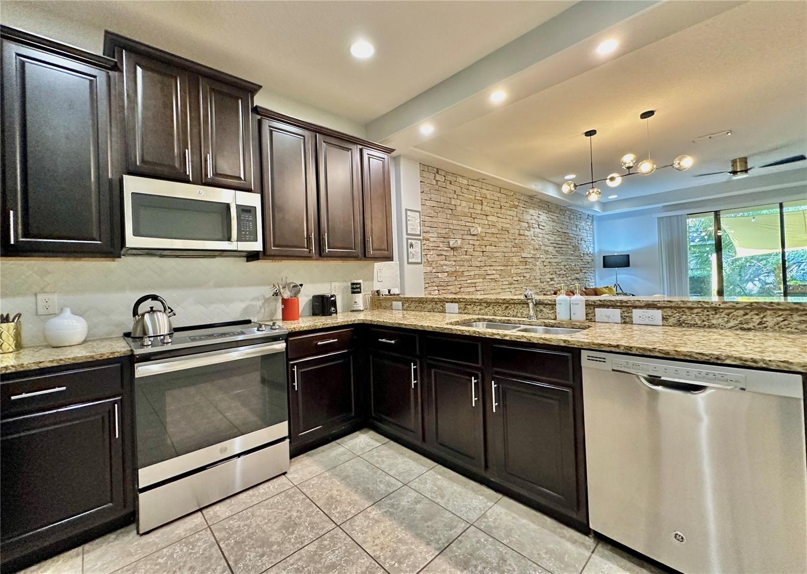 8111 ROSEVILLE BLVD, DAVENPORT, FL, 33896