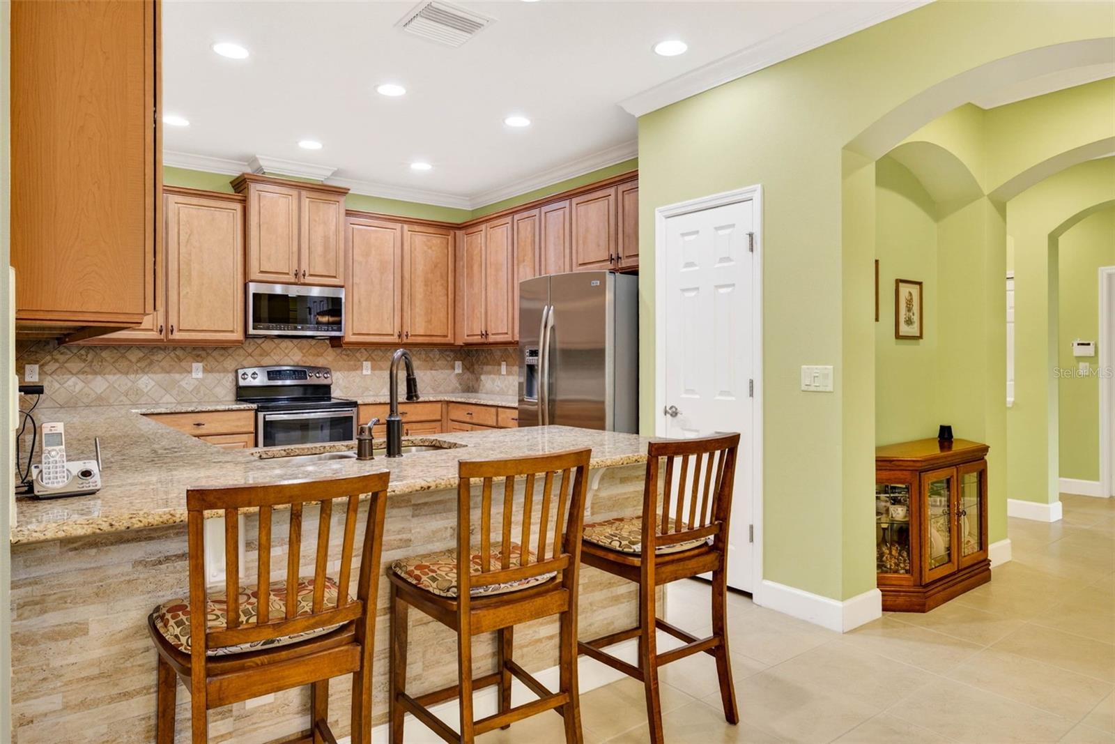42" staggered cabinets with crown molding on top and bottom. Granite countertops and stainless steel appliances.