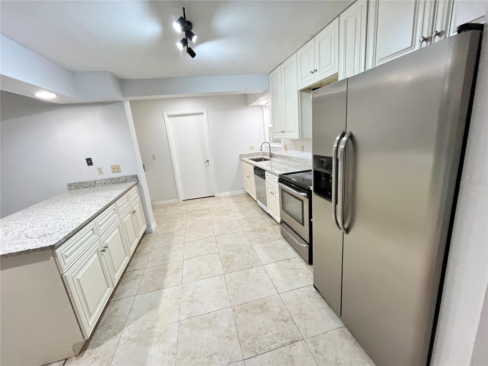 6 ROBINWOOD DR, LONGWOOD, FL, 32779