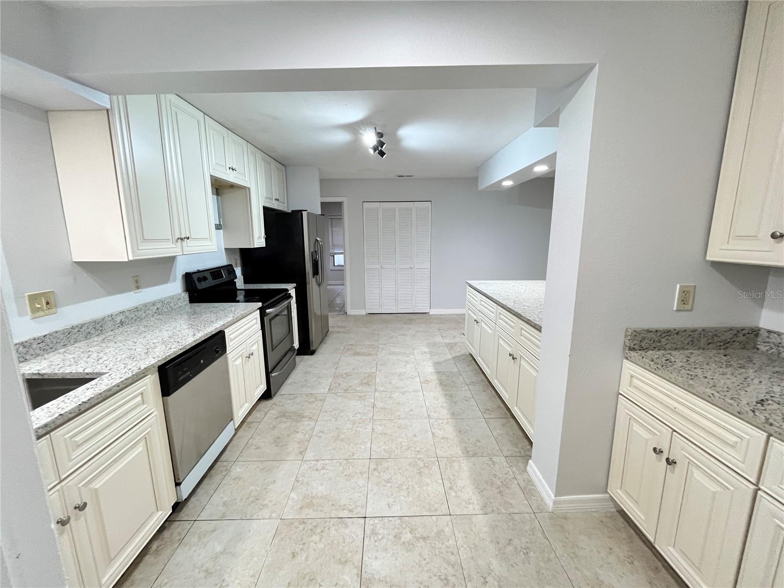 6 ROBINWOOD DR, LONGWOOD, FL, 32779